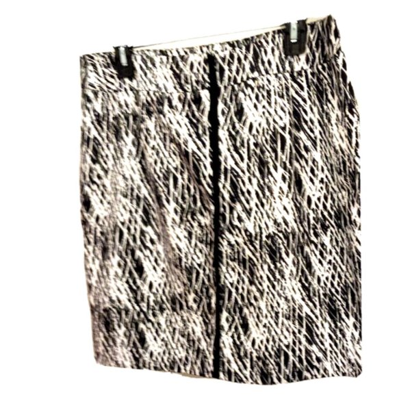 Valerie Bertinelli Dresses & Skirts - Pencil Skirt Size Medium NEW Black/White Geometric Design Zip up Short